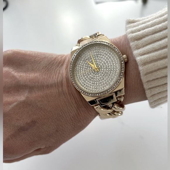 Kendall and Kylie watch - Picture 3 of 6